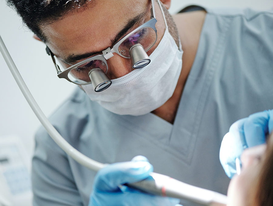 El dentista comprueba que los implantes dentales de su paciente siguen en perfecto estado.