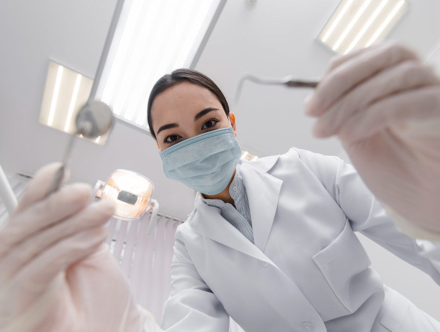Una dentista empieza con la inspección dental de un paciente.