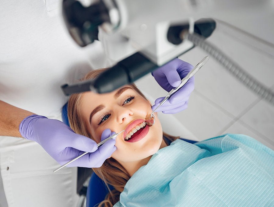 Dentista termina de revisar cómo quedan los retenedores en su paciente.
