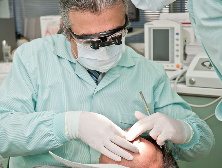 El dentista hace una inspección dental de un paciente.