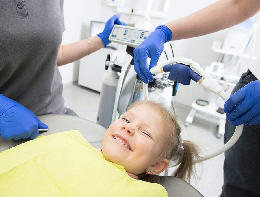 Esta niña se está portando bien en la consulta del dentista.