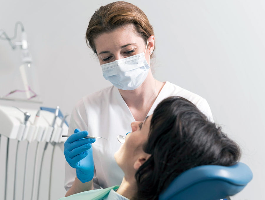 Doctora revisa la zona dental de una paciente con diabetes tipo 2.