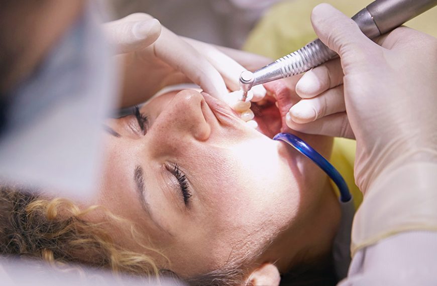 Mujer en la camilla del dentista durante el tratamiento.