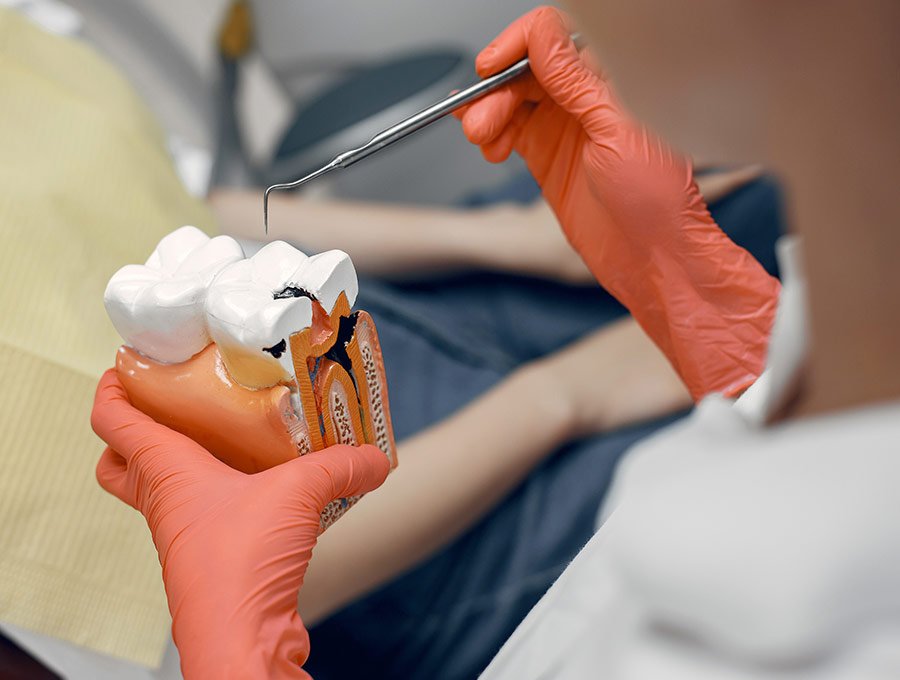 Dentista explica a sus compañeros una nueva técnica de obturación.