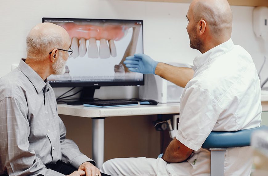 El dentista explica lo que le va a tener que hacer en la boca al paciente.