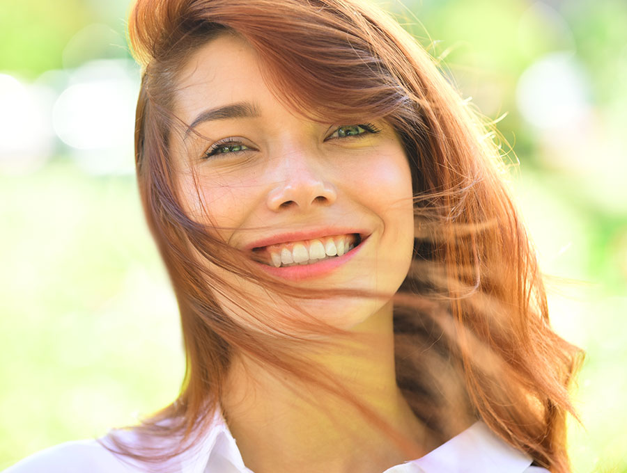 Mujer joven con una bonita sonrisa y unos dientes blancos y bien cuidados.