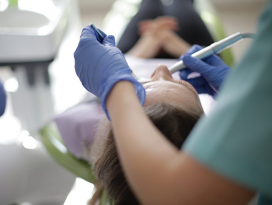 Paciente se hace un tratamiento en la consulta odontológica.